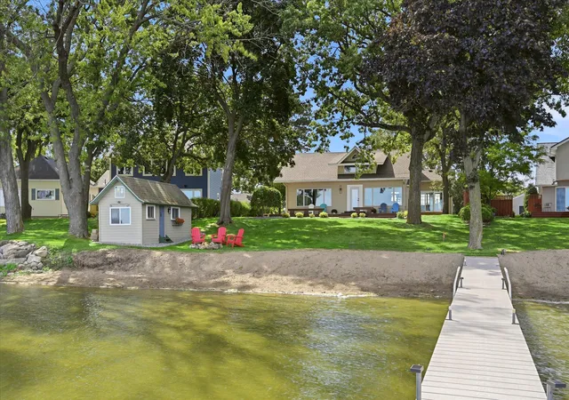 Photo 3 of Single family home for sale at 7 S Shore Dr, Forest Lake, MN 55025 | MLS# 7138930 | Listing updated on 2026-09-19