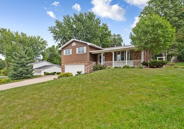 Photo 3 of Single family home for sale at 2533 Woodland Dr, Faribault, MN 55021 | MLS# 7138966 | Listing updated on 2026-09-05