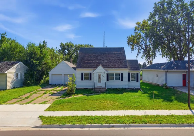 Photo 2 of Single family home for sale at 1025 7th Street S, Saint James, MN 56081 | MLS# 7138997 | Listing updated on 2026-10-04