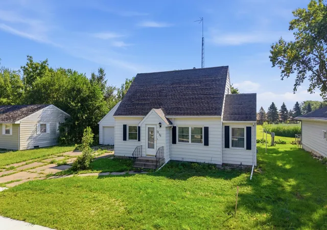 Photo 3 of Single family home for sale at 1025 7th Street S, Saint James, MN 56081 | MLS# 7138997 | Listing updated on 2026-10-04