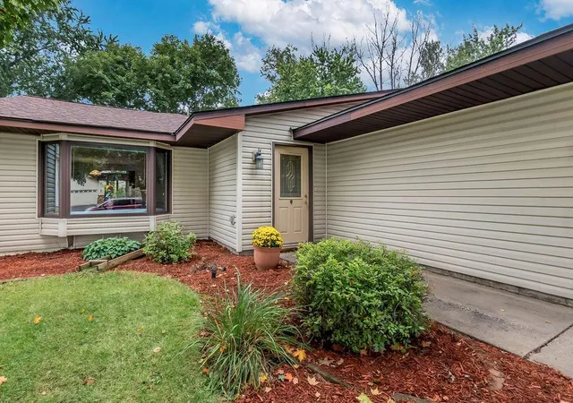 Photo 1 of Single family home for sale at 275 Little John Dr, Circle Pines, MN 55014 | MLS# 7139032 | Listing updated on 2026-10-01