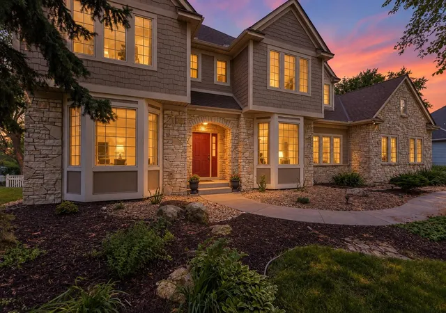Photo 1 of Single family home for sale at 3034 Edgewater Dr, Saint Paul, MN 55125 | MLS# 7139038 | Listing updated on 2026-09-19