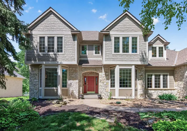 Photo 3 of Single family home for sale at 3034 Edgewater Dr, Saint Paul, MN 55125 | MLS# 7139038 | Listing updated on 2026-09-19