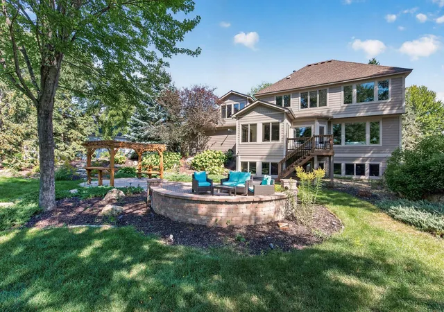 Photo 4 of Single family home for sale at 3034 Edgewater Dr, Saint Paul, MN 55125 | MLS# 7139038 | Listing updated on 2026-09-19