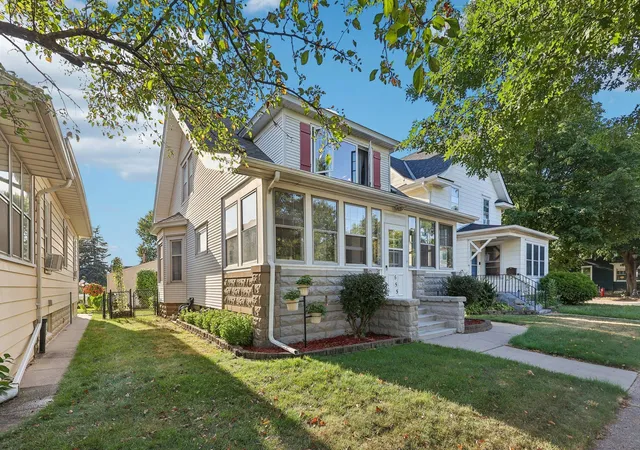 Photo 1 of Single family home for sale at 655 Simpson St, Saint Paul, MN 55104 | MLS# 7139061 | Listing updated on 2026-10-23