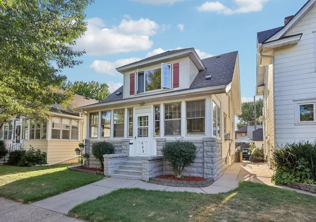 Photo 2 of Single family home for sale at 655 Simpson St, Saint Paul, MN 55104 | MLS# 7139061 | Listing updated on 2026-09-05