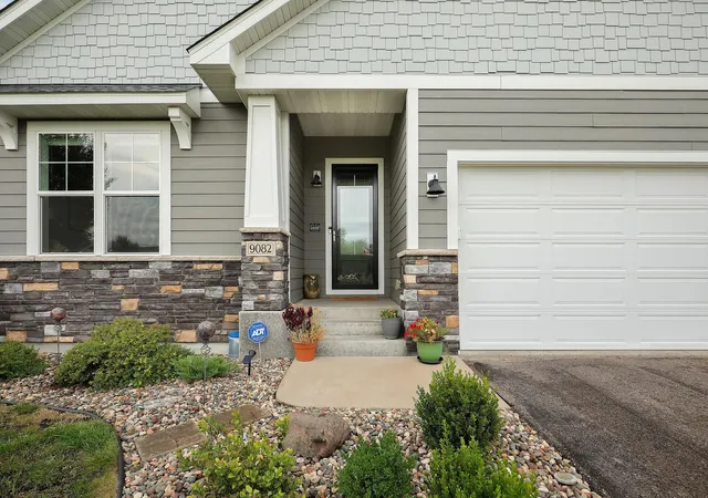 Photo 3 of Single family home for sale at 9082 Jade Cir N, Lake Elmo, MN 55042 | MLS# 7139096 | Listing updated on 2026-10-05