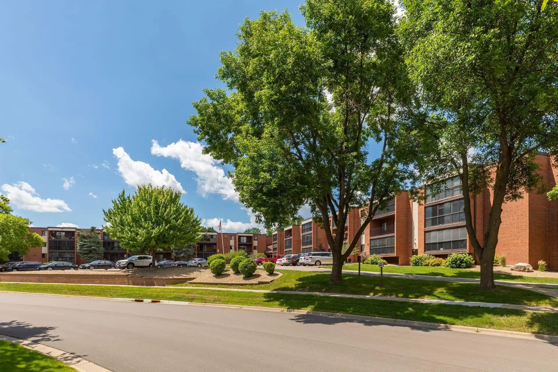 Listing Photo 2 - Condo for sale in 1800 Riverwood Dr located at 1800 Riverwood Dr, Burnsville, MN 55337 - Unit #219