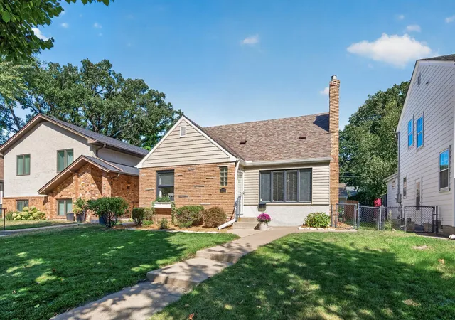 Photo 1 of Single family home for sale at 1371 Eleanor Ave, Saint Paul, MN 55116 | MLS# 7139208 | Listing updated on 2026-09-17