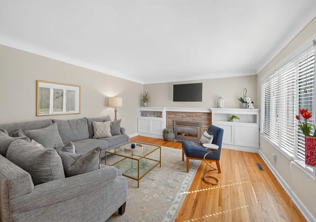 Photo 3 of Single family home for sale at 1371 Eleanor Ave, Saint Paul, MN 55116 | MLS# 7139208 | Listing updated on 2026-09-17