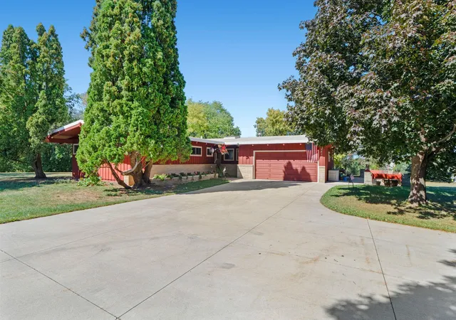 Photo 3 of Single family home for sale at 2439 Hauer Trl, Shakopee, MN 55379 | MLS# 7139273 | Listing updated on 2026-09-21