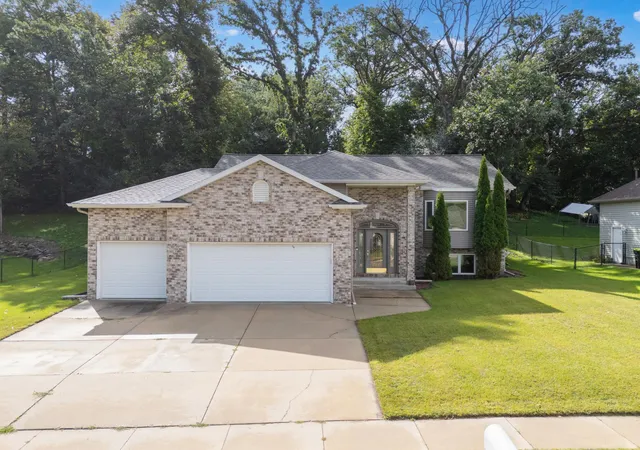 Photo 1 of Single family home for sale at 816 Southern Woods Pl Sw, Rochester, MN 55902 | MLS# 7139369 | Listing updated on 2026-09-05