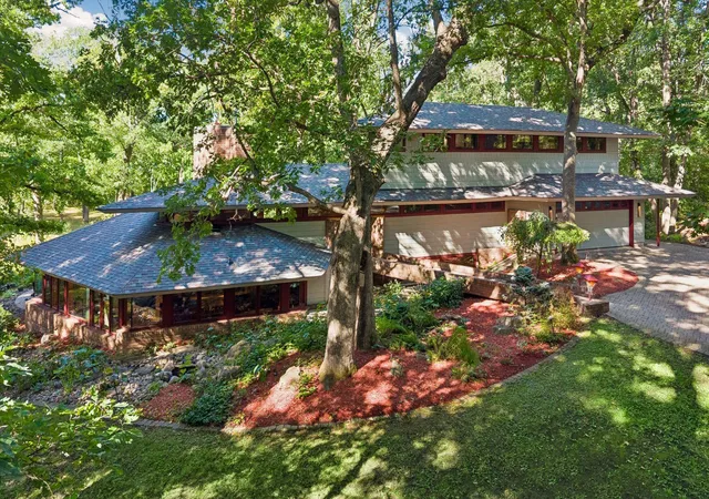 Photo 1 of Single family home for sale at 4 Thrush Ln, Saint Paul, MN 55127 | MLS# 7139475 | Listing updated on 2026-09-25