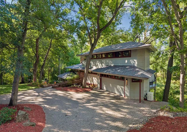 Photo 4 of Single family home for sale at 4 Thrush Ln, Saint Paul, MN 55127 | MLS# 7139475 | Listing updated on 2026-09-25