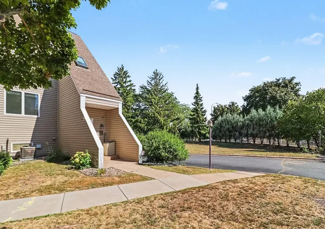 Photo 3 of Single family home for sale at 1306 Boardwalk Pl, Minneapolis, MN 55411 | MLS# 7139505 | Listing updated on 2026-09-18