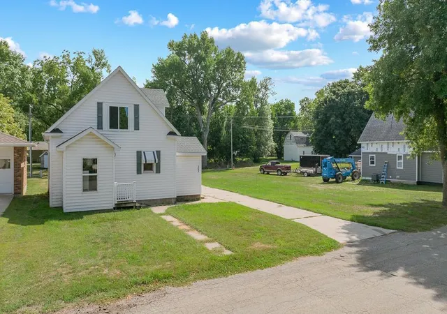 Photo 3 of Single family home for sale at 303 S Brook St, Hendricks, MN 56136 | MLS# 7139624 | Listing updated on 2026-09-22