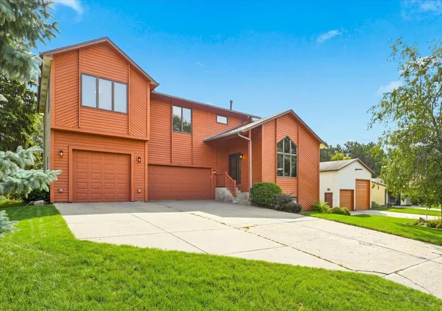 Photo 4 of Single family home for sale at 8006 Cooper Ave, Inver Grove Heights, MN 55076 | MLS# 7139836 | Listing updated on 2026-09-22