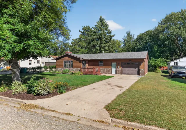 Photo 2 of Single family home for sale at 613 S Litchfield Ave, Litchfield, MN 55355 | MLS# 7139925 | Listing updated on 2026-09-23