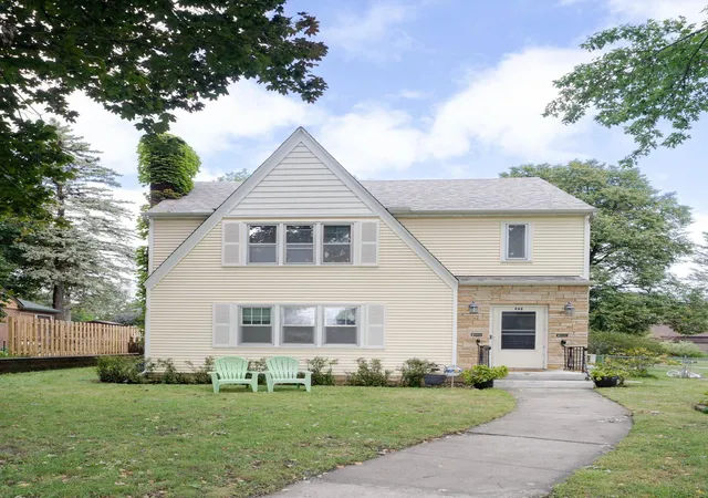 Photo 1 of Sale Pending at 899 Parkview Ave, Saint Paul, MN 55117 | MLS# 7139932 | Listing updated on 2026-10-19