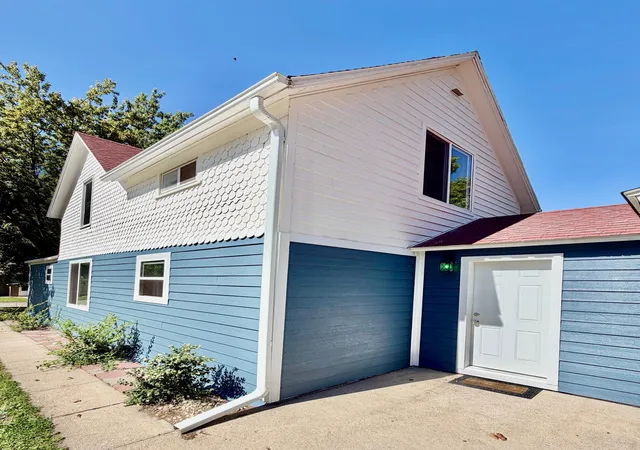 Photo 3 of Single family home for sale at 213 Garfield St S, Lake Benton, MN 56149 | MLS# 7139934 | Listing updated on 2026-09-23