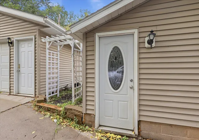 Photo 2 of Single family home for sale at 406 Gunn St, Coleraine, MN 55722 | MLS# 7139996 | Listing updated on 2026-09-28