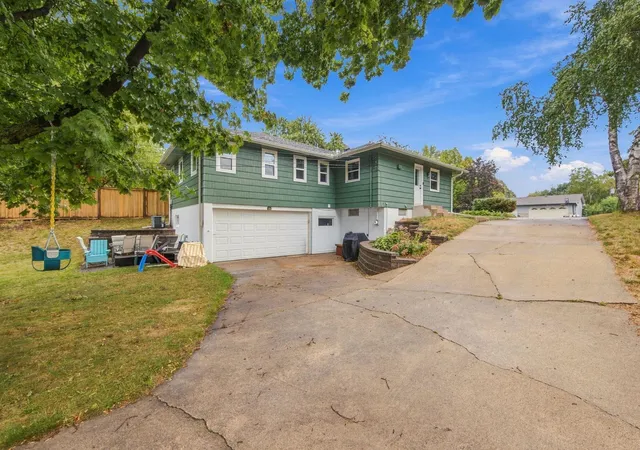 Photo 3 of Single family home for sale at 2102 Opal Dr, Saint Paul, MN 55122 | MLS# 7140009 | Listing updated on 2026-09-18