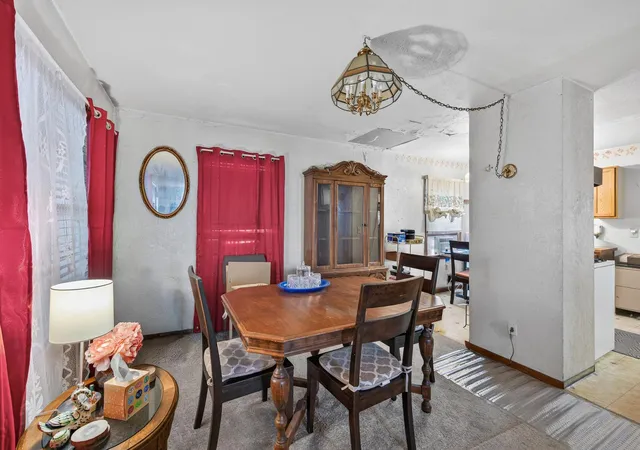 Photo 3 of House for sale at 813 Minnehaha Ave W, Saint Paul, MN 55104 | MLS# 7140228 | Listing updated on 2026-09-22