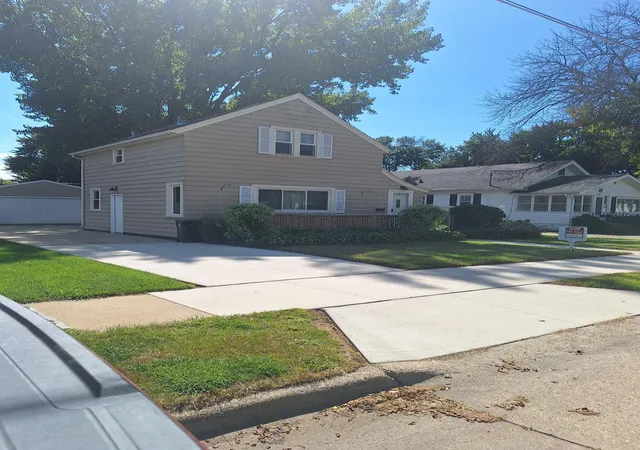 Photo 2 of Single family home for sale at 806 8th Avenue Se, Austin, MN 55912 | MLS# 7140249 | Listing updated on 2026-09-30