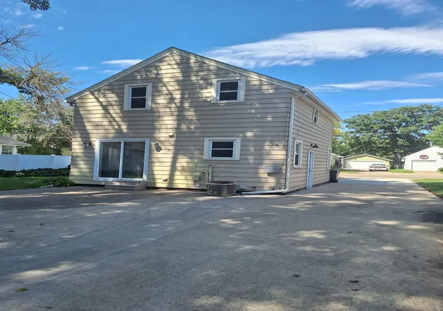 Photo 3 of Single family home for sale at 806 8th Avenue Se, Austin, MN 55912 | MLS# 7140249 | Listing updated on 2026-09-30