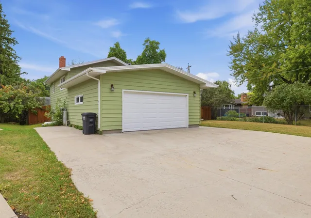 Photo 2 of Single family home for sale at 2807 Edgewood Dr N, Fargo, ND 58102 | MLS# 7140299 | Listing updated on 2026-10-02