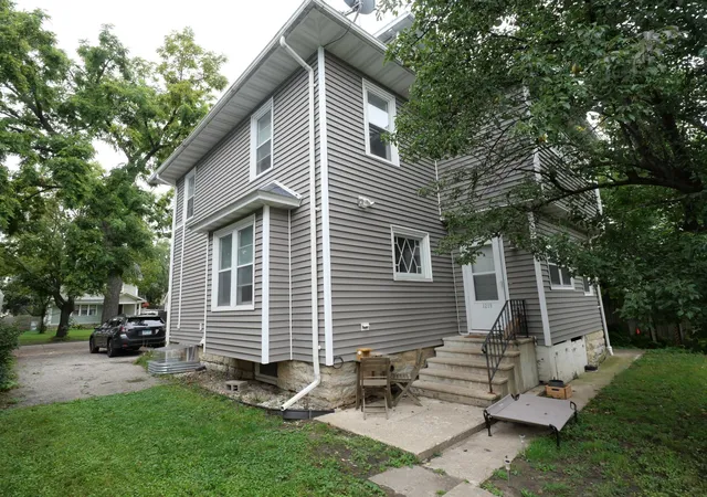 Photo 3 of Sale Pending at 1219 Center St W, Rochester, MN 55902 | MLS# 7140378 | Listing updated on 2026-09-21