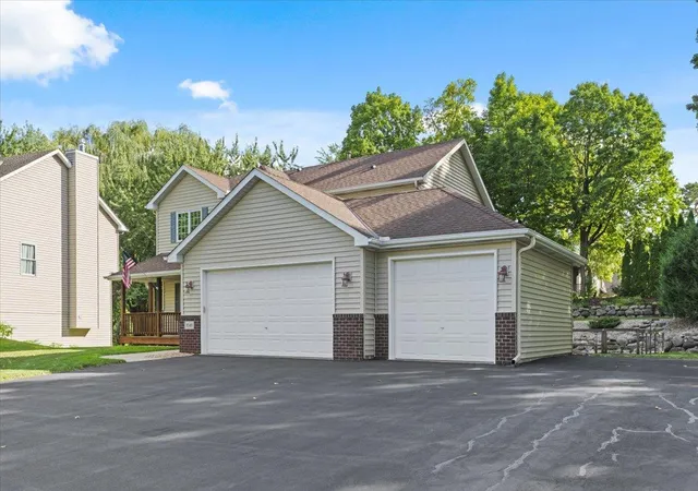 Photo 2 of Single family home for sale at 8549 Woodland Curv, Saint Bonifacius, MN 55375 | MLS# 7140392 | Listing updated on 2026-10-27