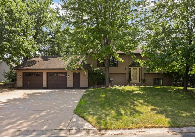 Photo 1 of Sale Pending at 2064 Pin Oak Dr, Saint Paul, MN 55122 | MLS# 7140418 | Listing updated on 2026-09-20