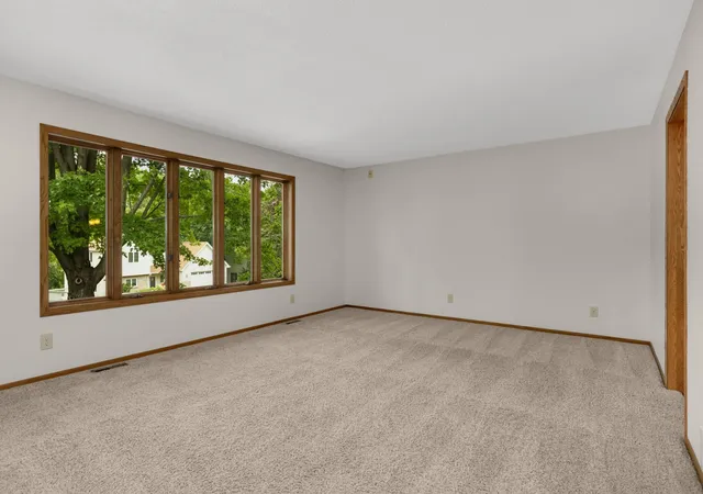 Photo 3 of Sale Pending at 2064 Pin Oak Dr, Saint Paul, MN 55122 | MLS# 7140418 | Listing updated on 2026-09-20