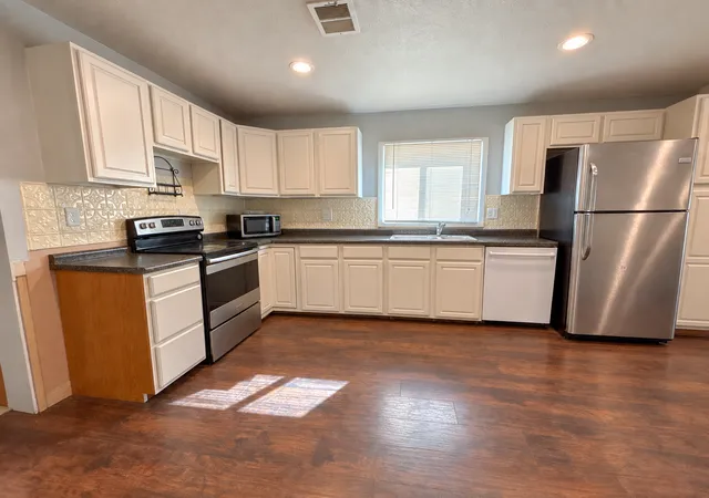 Photo 4 of Single family home for sale at 421 Langer Ave S, Casselton, ND 58012 | MLS# 7140472 | Listing updated on 2026-10-26