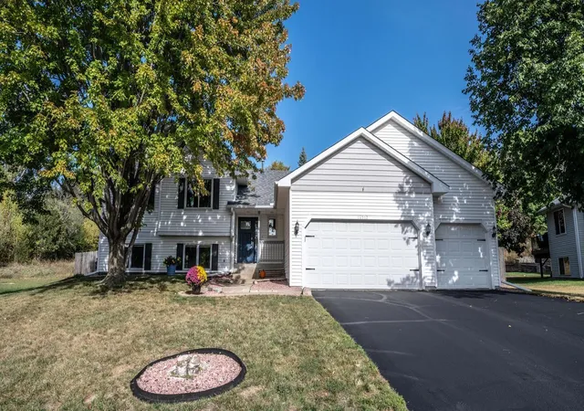 Photo 2 of Sale Pending at 14512 Holw Park Ct, Burnsville, MN 55306 | MLS# 7140476 | Listing updated on 2026-10-12