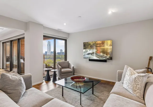 Listing Photo 4 - Condo for sale in building located at 100 2Nd St Se, Minneapolis, MN 55414 - Unit #1102