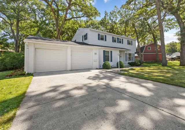 Photo 3 of Single family home for sale at 1949 Linn Dr, Owatonna, MN 55060 | MLS# 7140704 | Listing updated on 2026-09-12