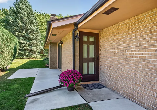 Photo 3 of Single family home for sale at 2813 Robinwood Way, Saint Paul, MN 55125 | MLS# 7140740 | Listing updated on 2026-09-30