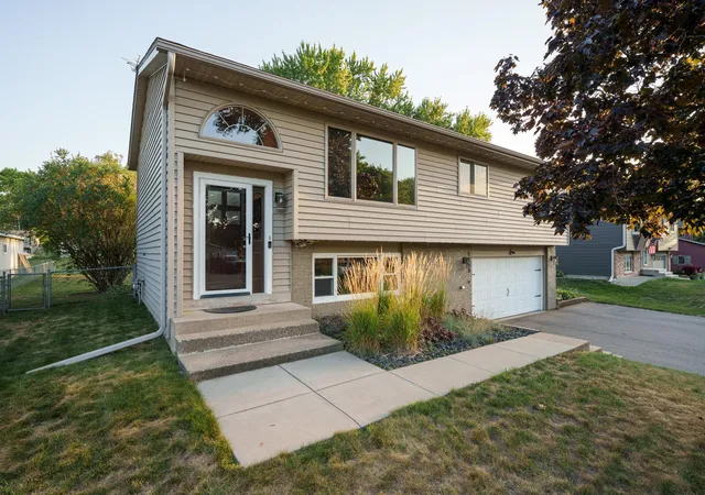 Photo 1 of Sale Pending at 1233 View Ct, Hastings, MN 55033 | MLS# 7140800 | Listing updated on 2026-09-18