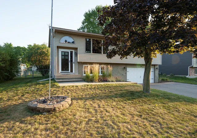 Photo 2 of Sale Pending at 1233 View Ct, Hastings, MN 55033 | MLS# 7140800 | Listing updated on 2026-09-18