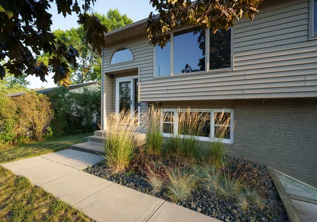 Photo 3 of Sale Pending at 1233 View Ct, Hastings, MN 55033 | MLS# 7140800 | Listing updated on 2026-09-18