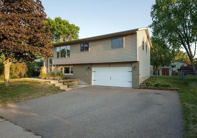 Photo 3 of Sale Pending at 1233 View Ct, Hastings, MN 55033 | MLS# 7140800 | Listing updated on 2026-09-18