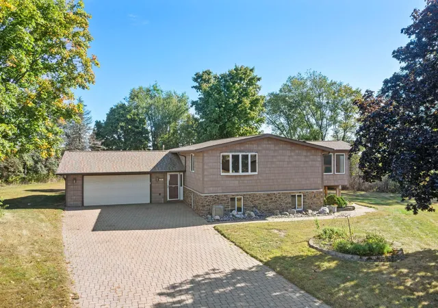 Photo 2 of Single family home for sale at 302 Jennifer Ln, Jordan, MN 55352 | MLS# 7140823 | Listing updated on 2026-10-02