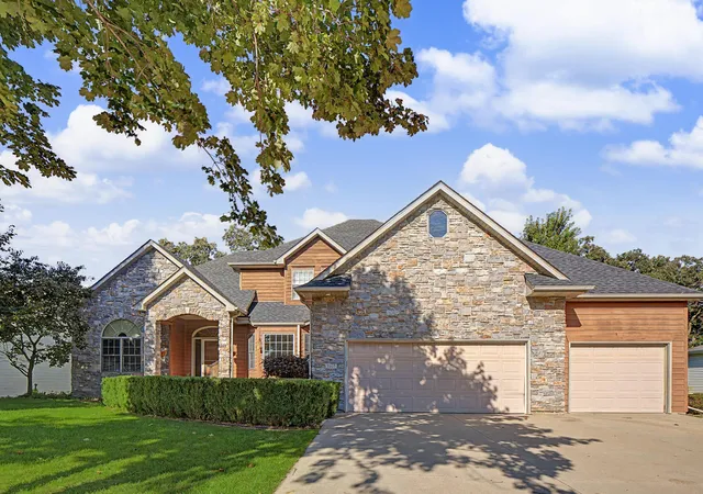 Photo 2 of Single family home for sale at 3107 Darcy Dr Ne, Rochester, MN 55906 | MLS# 7140890 | Listing updated on 2026-10-01