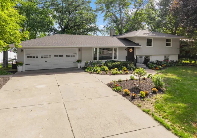 Photo 2 of Single family home for sale at 11325 Interlachen Rd, Chisago City, MN 55013 | MLS# 7140932 | Listing updated on 2026-10-02