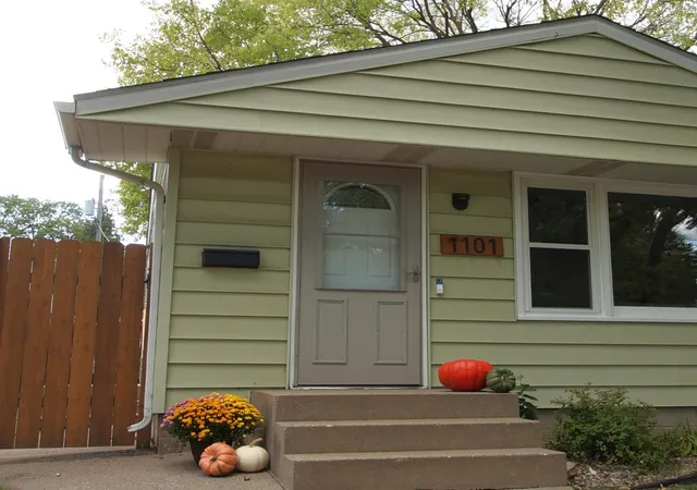 Photo 3 of Single family home for sale at 1101 Dale St N, Saint Paul, MN 55117 | MLS# 7141017 | Listing updated on 2026-09-16