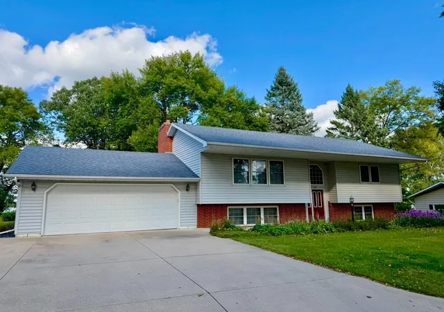 Photo 1 of Single family home for sale at 362 S Shore Dr, Winsted, MN 55395 | MLS# 7141022 | Listing updated on 2026-09-19