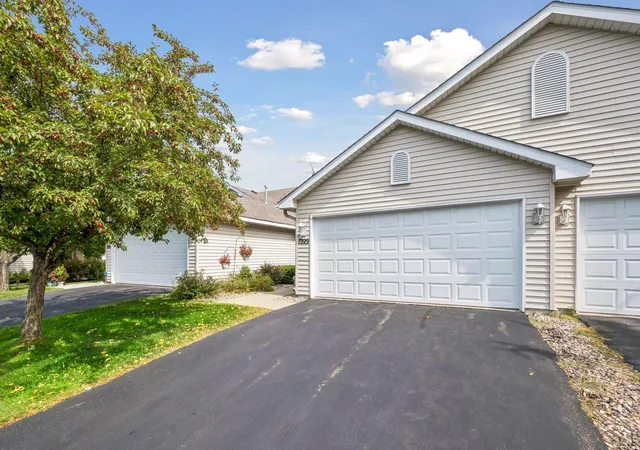 Photo 2 of Single family home for sale at 7929 Barrymore Ln, Saint Paul, MN 55125 | MLS# 7141066 | Listing updated on 2026-09-29
