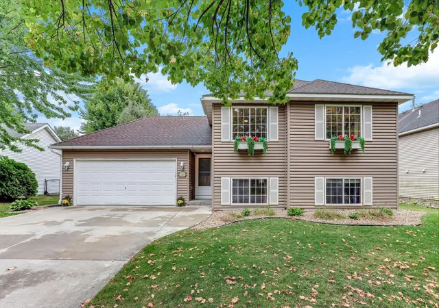 Photo 1 of Single family home for sale at 711 12th Street, Farmington, MN 55024 | MLS# 7141085 | Listing updated on 2026-09-16